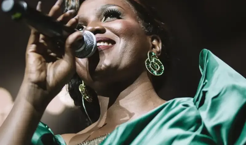 Naava Grey Performing Live