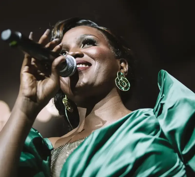 Naava Grey Performing Live