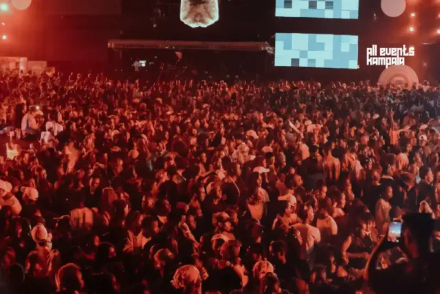 The crowd at Etania's show