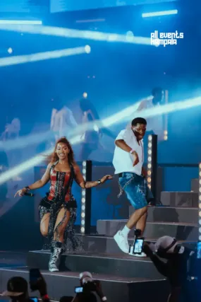 Etania dancing at her show