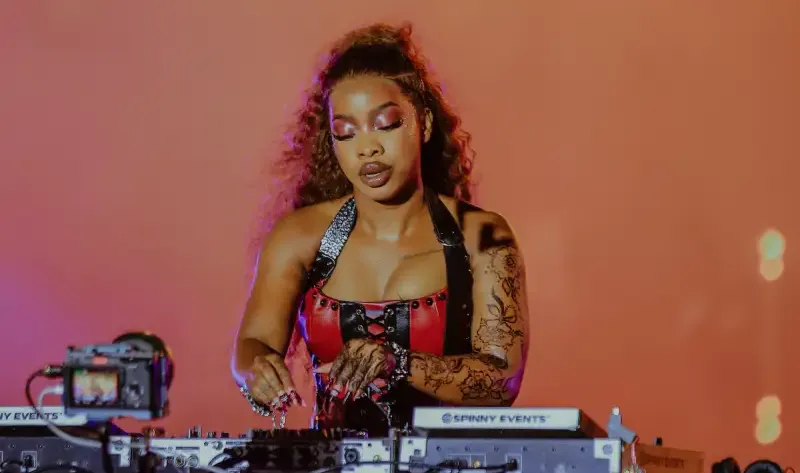 Etania Mutoni playing at her show