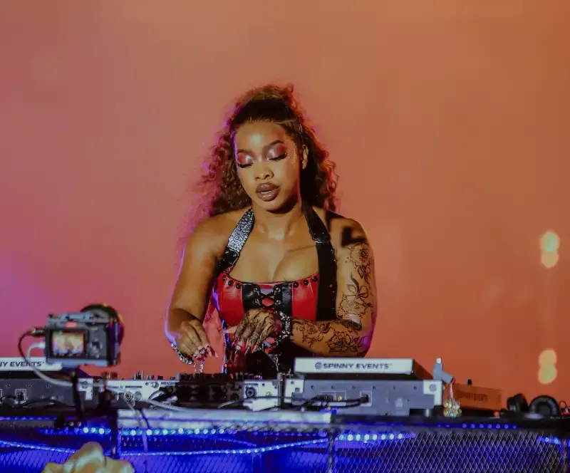 Etania Mutoni playing at her show